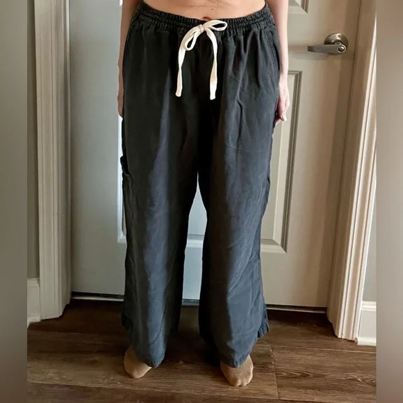 aerie Black Cargo Drawstring Pants with White Drawcord - Picture 4 of 7